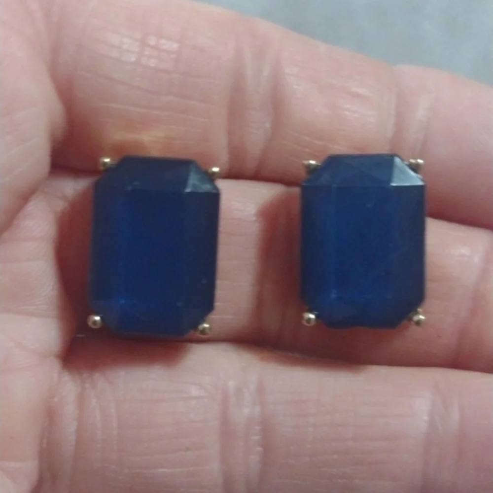 VINTAGE FAUX FACETED BLUE SAPPHIRE GOLD-TONE PRONG SET PUSH BACK .8" EARRINGS - Picture 1 of 9